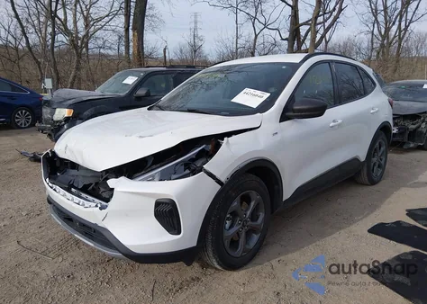 2025 Ford Escape St-Line z USA, uszkodzony, nr VIN 1FMCU0MZ8SUB23952